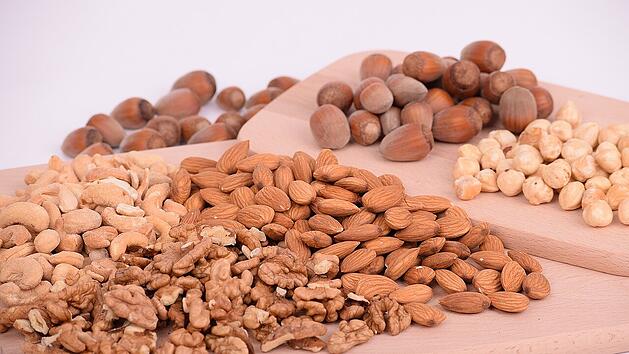 Pekannüsse aus Nordamerika gelten als nährstoffreiches Superfood, das Herzgesundheit fördert und in einer gesunden Ernährung vielseitig einsetzbar ist.