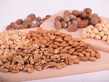 Pekannüsse aus Nordamerika gelten als nährstoffreiches Superfood, das Herzgesundheit fördert und in einer gesunden Ernährung vielseitig einsetzbar ist.