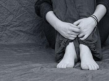 Familienstreit eskaliert: Mann würgt junge Verwandte (18) - potenzielle Lebensgefahr